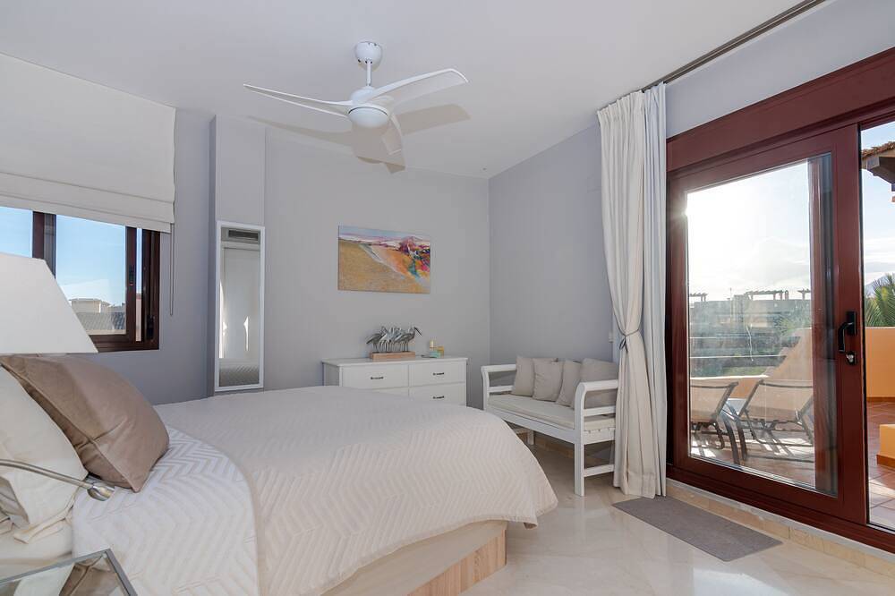 Entire apartment, Stunning beachfront penthouse - sleeps 8, 3 bathrooms, Hot Tub on roof terrace. in Saladillo Benamara, Estepona