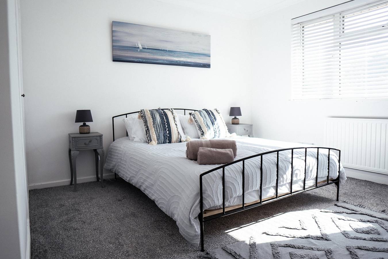 4-Bed House Sleeps 8 -Private Garden -Free Parking in Kettering, Northamptonshire