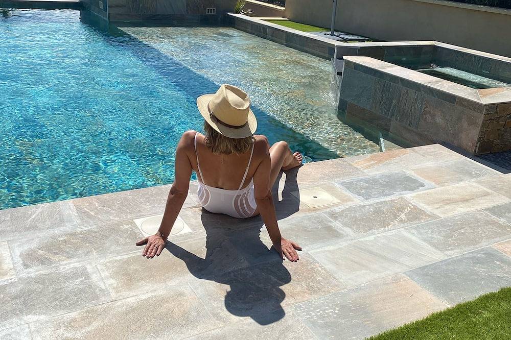 Beautiful villa with 2 swimming pools, outdoor and indoor and 2 heated Jaccuzzi in Hérépian, Région de Béziers
