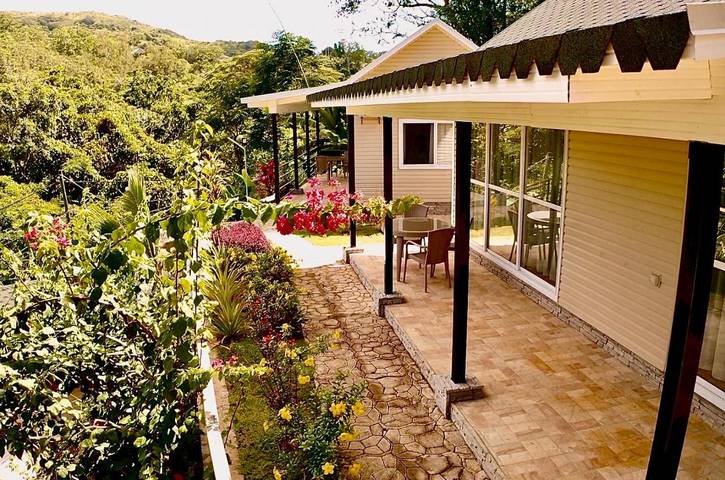 Gîte pour 2 personnes, avec vue et jardin, adapté aux familles dans Takamaka - 3