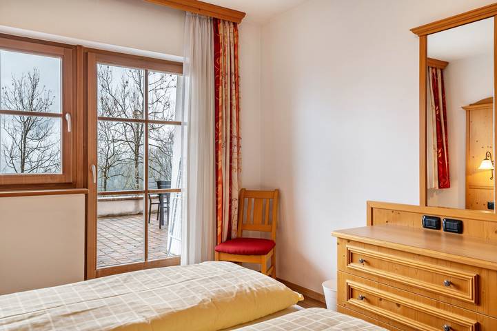 Entire apartment, Apartment 'Apartments Mirabell Nicole' with Mountain View, Shared Terrace and Wi-Fi in Livinallongo del Col di Lana, Dolomiti Superski