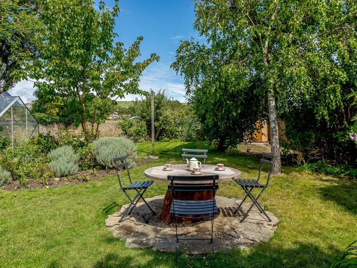 Cottage for 11 people, with garden, with pets in Burton Bradstock