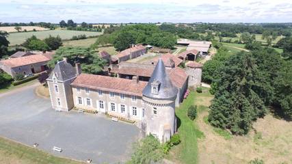 Gîte pour 2 personnes, avec terrasse ainsi que piscine et vue à Chantonnay
