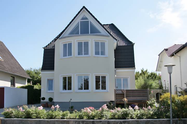Entire apartment, Holiday Apartment “Villa Jesse” with Sea View, Private Balcony and Wi-Fi in Kieler Förde, Heikendorf