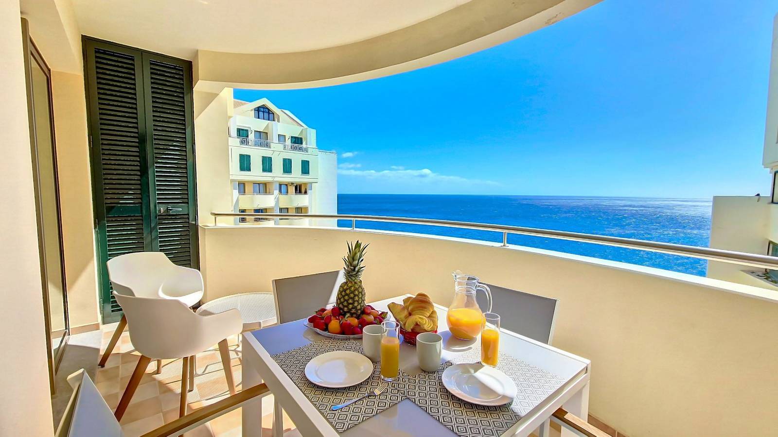 Entire apartment, Glorious Apartment by Lovelystay in São Martinho, Madeira
