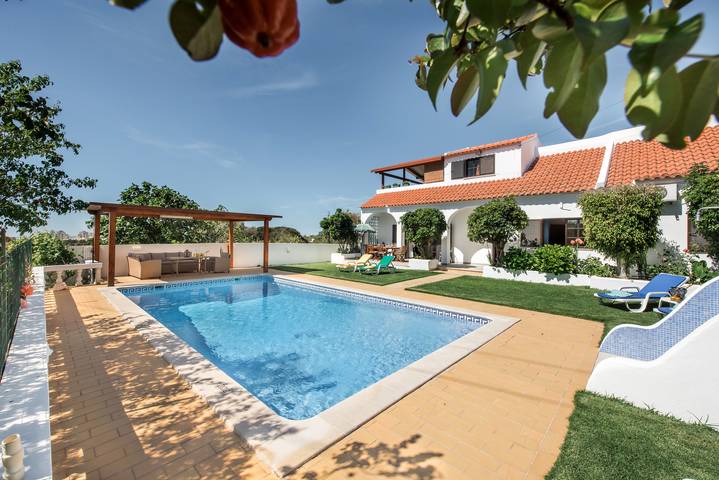 Villa voor 8 personen, with Uitzicht op zee and Balkon/Terras as well as Tuin and Uitzicht in Armação de Pera