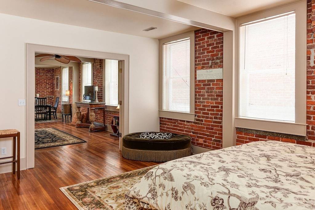 Ganze Wohnung, Innenstadt Hendersonville Loft mit eigenem Balkon mit Blick auf die Main Street. in Hendersonville, Henderson County (NC)
