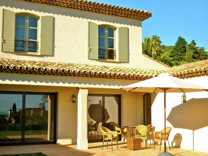 Location de vacances pour 12 personnes, avec jardin et piscine, adapté aux familles dans Office De Tourisme De La Croix Valmer