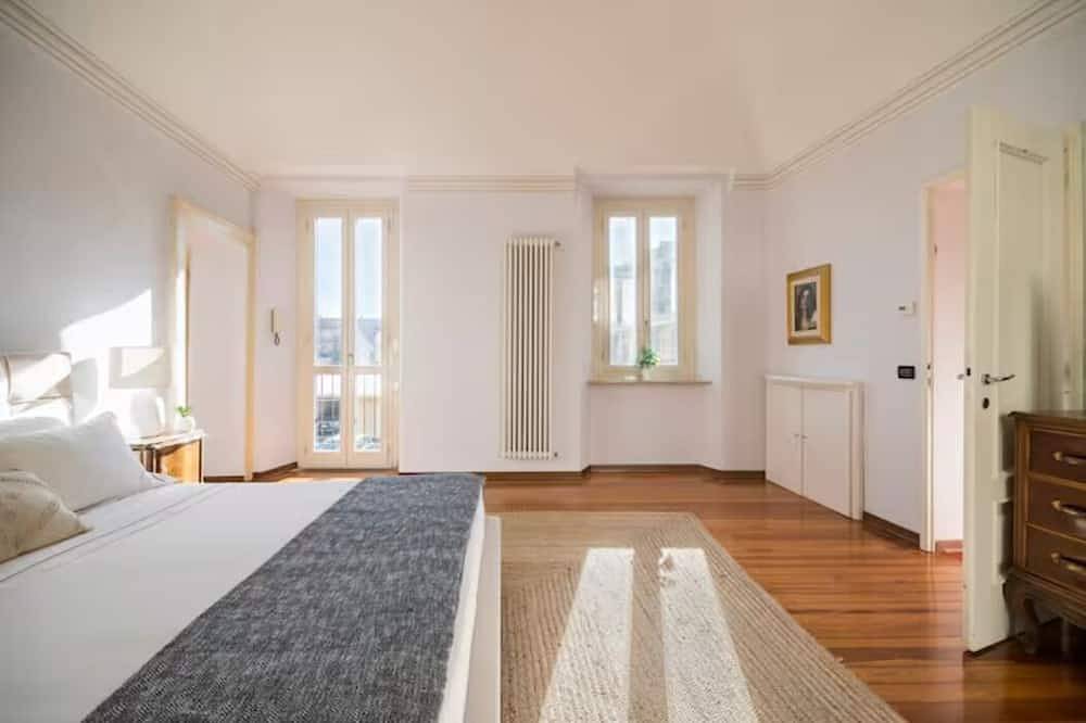 Ganze Wohnung, In Biella's Historic Center - Large, Luxurious, Multi-family Design Apartment in Biella, Biella Provinz