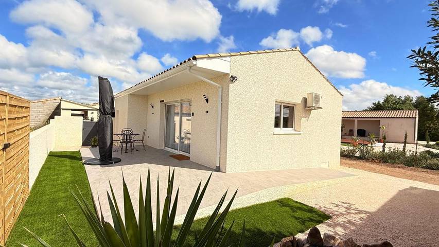 Location de vacances pour 2 personnes, avec Terrasse ainsi que Jardin et Piscine à Pouzolles