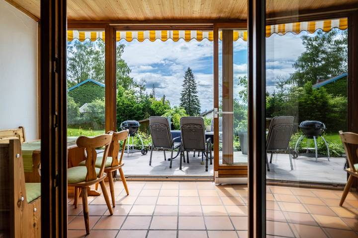 Ganze Wohnung, Ferienwohnung Köberich mit Bergblick, privater Terrasse und großem Garten in Tachinger See, Waging am See