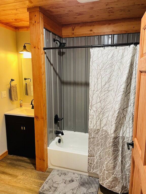 New cabin in the woods with private hot tub in Union County (IL)