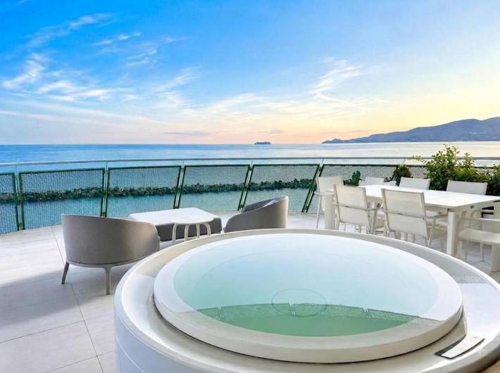 Apartmenthotel für 4 Personen, mit Balkon und Whirlpool sowie Terrasse und Pool in Chiavari