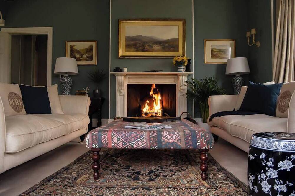 The Manor at Boconnion w/ Pool & Tennis Court in Cornwall