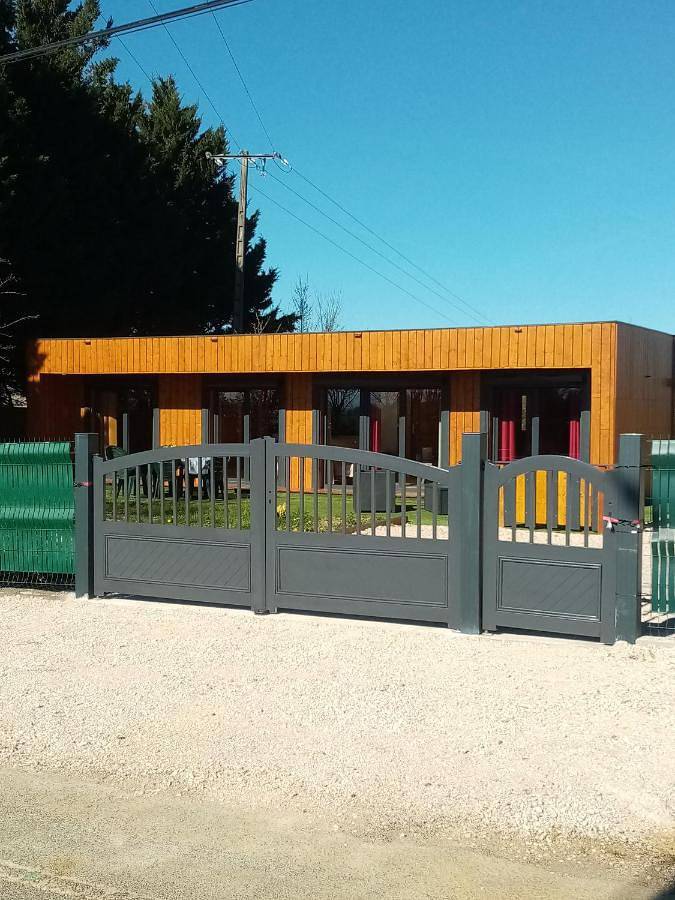 Location de vacances pour 5 personnes, avec vue ainsi que jardin et piscine dans Lilhac