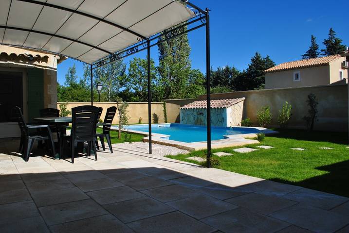 Location de vacances pour 8 personnes, avec jardin ainsi que terrasse et piscine à Paradou - 2