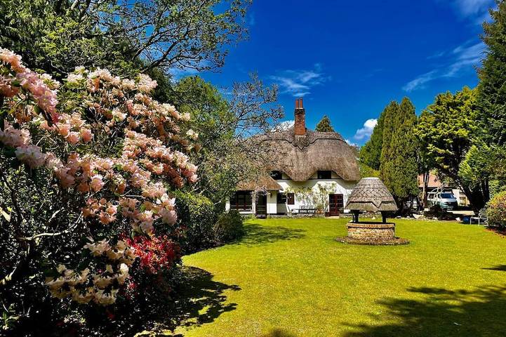 Cottage for 14 people, with hot tub and terrace as well as garden in Dorset