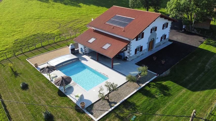 Gîte pour 12 personnes, avec Terrasse ainsi que Jardin et Piscine au Pays basque