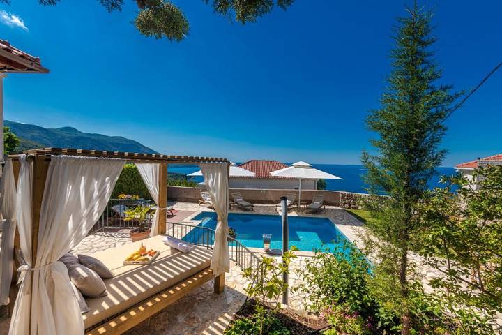 Villa pour 6 personnes, avec piscine ainsi que vue et jardin à Mlini