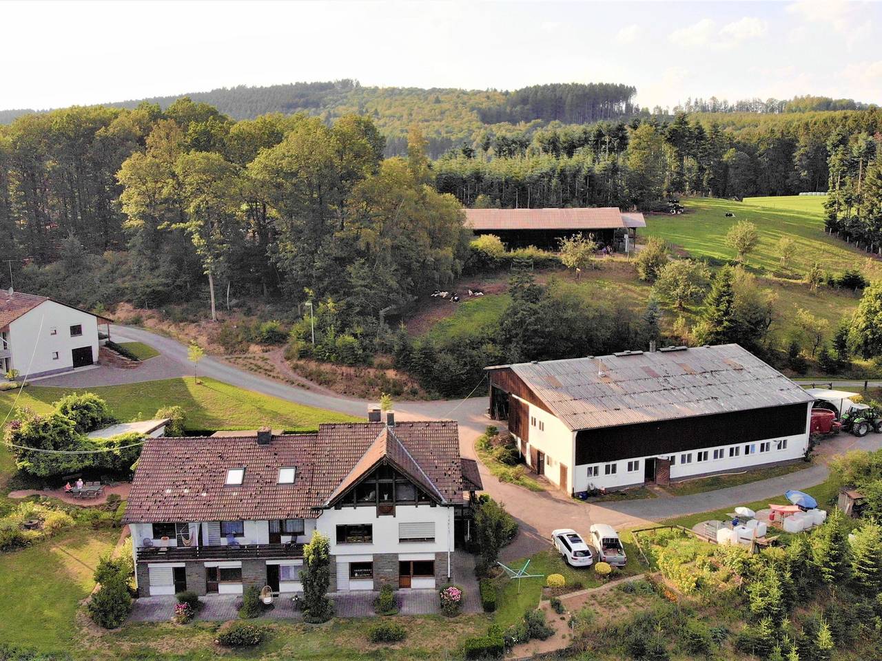 Apartamento entero, Apartamento vacacional 'Hof Weuste' con vistas al lago, jardín comunitario y Wi-Fi in Attendorn, Biggesee
