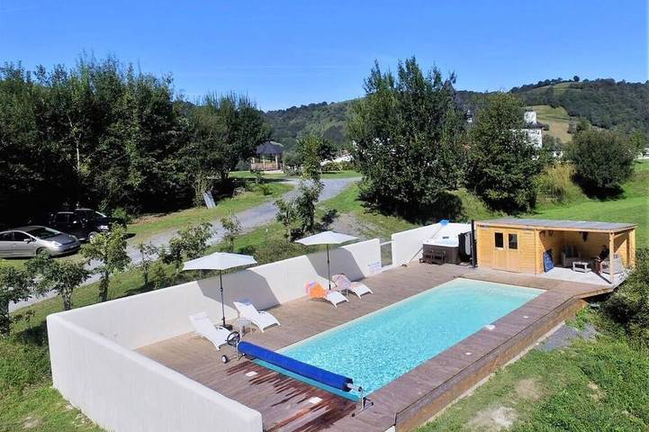 Location de vacances pour 2 personnes, avec Jacuzzi ainsi que Jardin et Piscine à Barcus