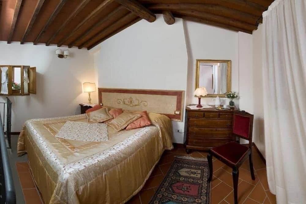Spacious one-bedroom apartment with loft in historic center (4) in Prato, Prato Province