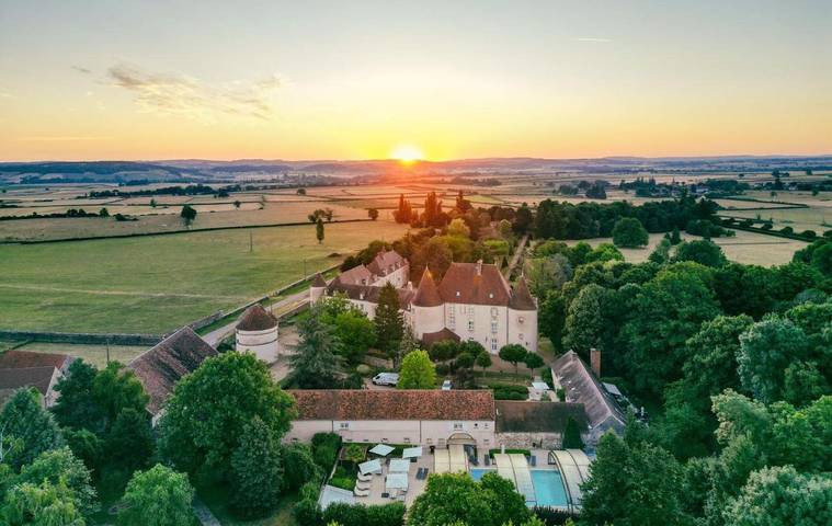 Location de vacances pour 11 personnes, avec Terrasse et Jardin ainsi que Piscine et Sauna dans Savigny-en-Terre-Plaine
