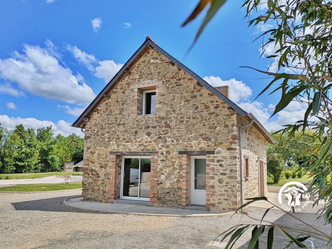 Charming rural gîte for 6, pets allowed, wifi, private parking in Ampoigné, Mayenne