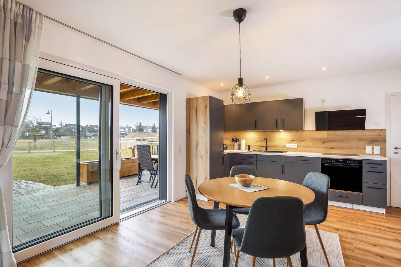 Ganze Wohnung, Ferienwohnung „Alpenvorland“ mit Bergblick, Terrasse, Wlan und inkl. Königscard in Seeg, Bayerisch Schwaben