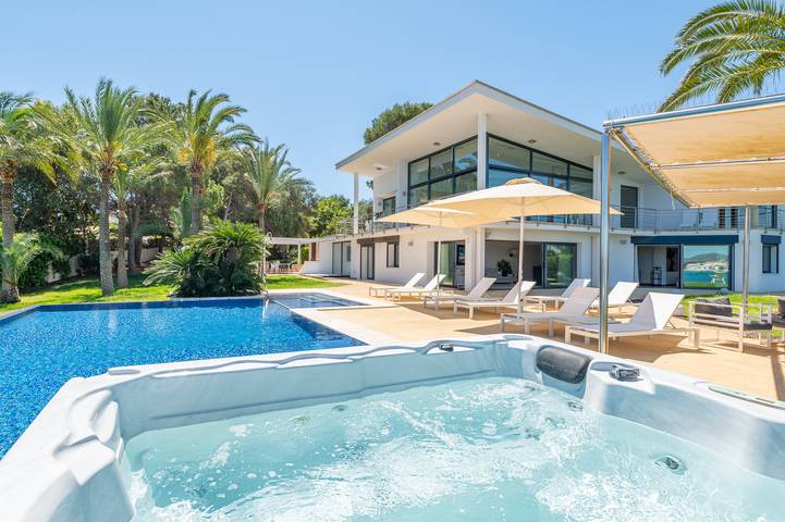Luxus-Finca für 8 Personen, mit Balkon und Whirlpool sowie Terrasse und Garten in Portocolom