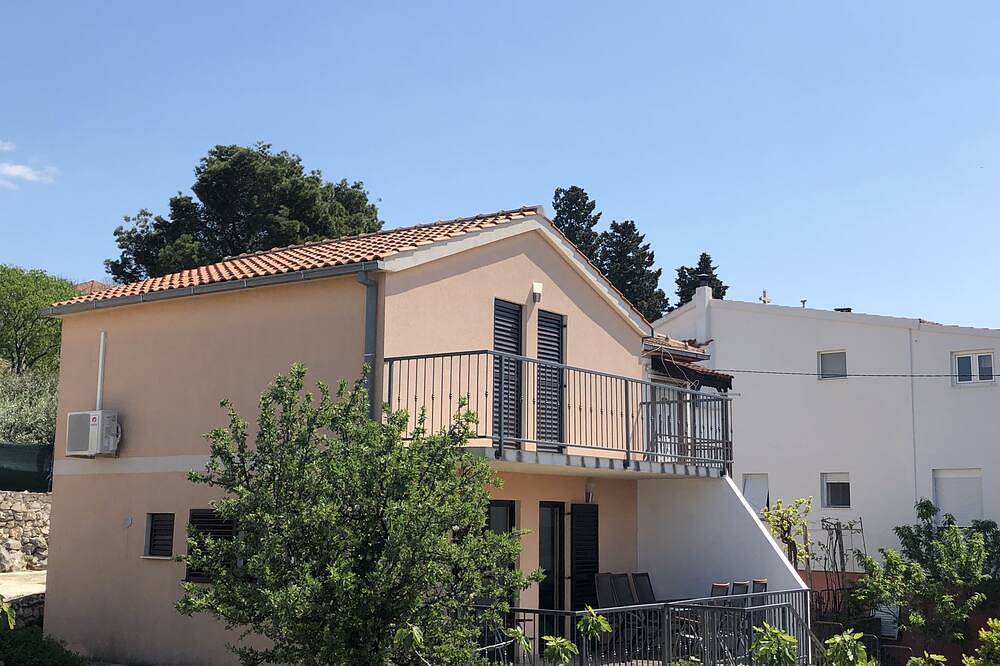 Casa en el centro de la antigua ciudad costera de Rogoznica, cerca de Split in Rogoznica, Condado de Šibenik-Knin