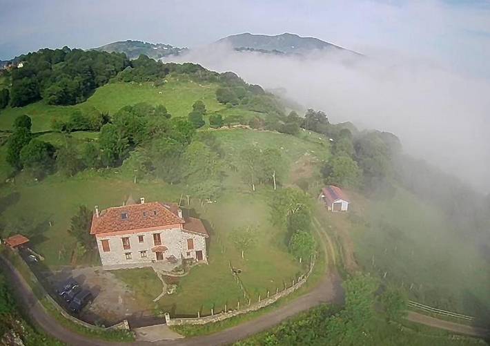 Casa rural para 15 personas, con vistas además de jardín y piscina en Parres - 4