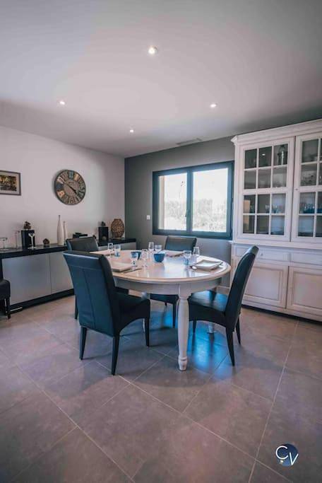 Location de vacances pour 6 personnes, avec vue ainsi que piscine et jardin à Sabran - 4