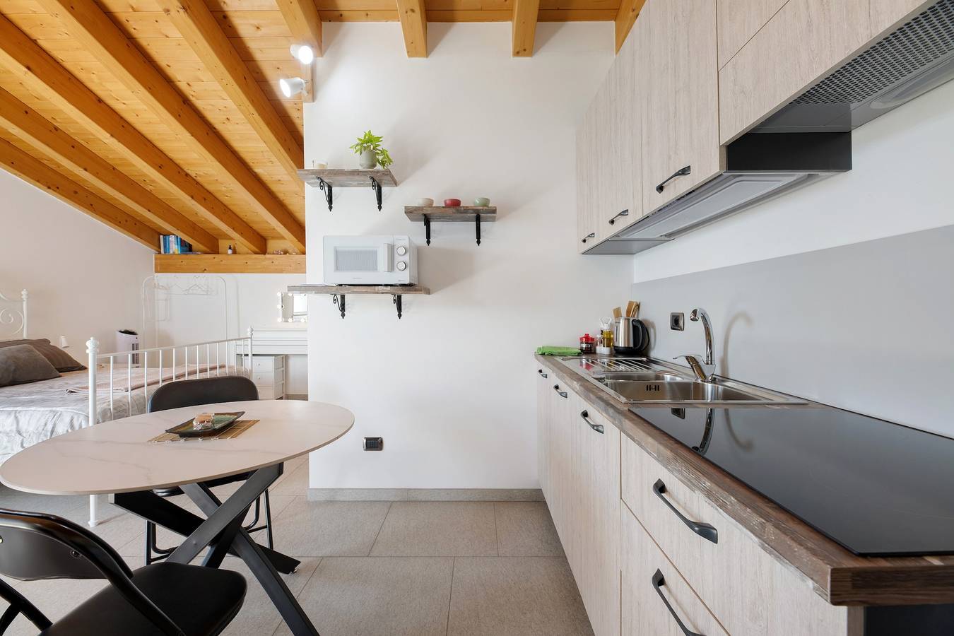 Vakantiehuis 'Il Nido Del Colibrì' met uitzicht op het meer, privéterras en Wi-Fi, foto 11