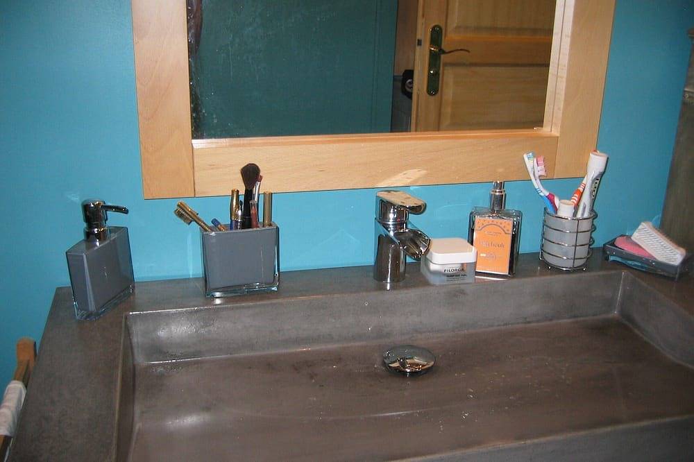 Entire apartment, Studio 30m² cozy between sea and mountains - near Calvi in Calenzana, Calvi region