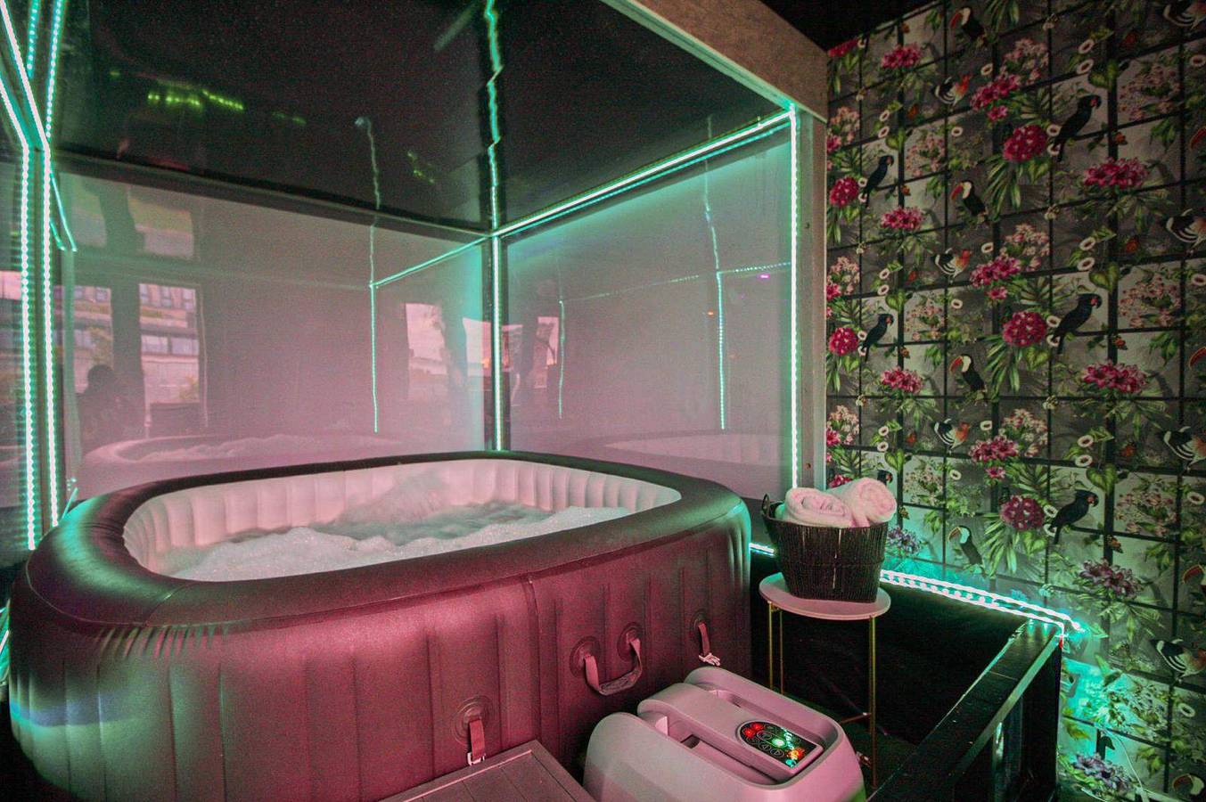 Ganze Ferienwohnung, 1 Bed Penthouse - Hot Tub - Roof Terrace - Parking in Birmingham, Birmingham und Umgebung