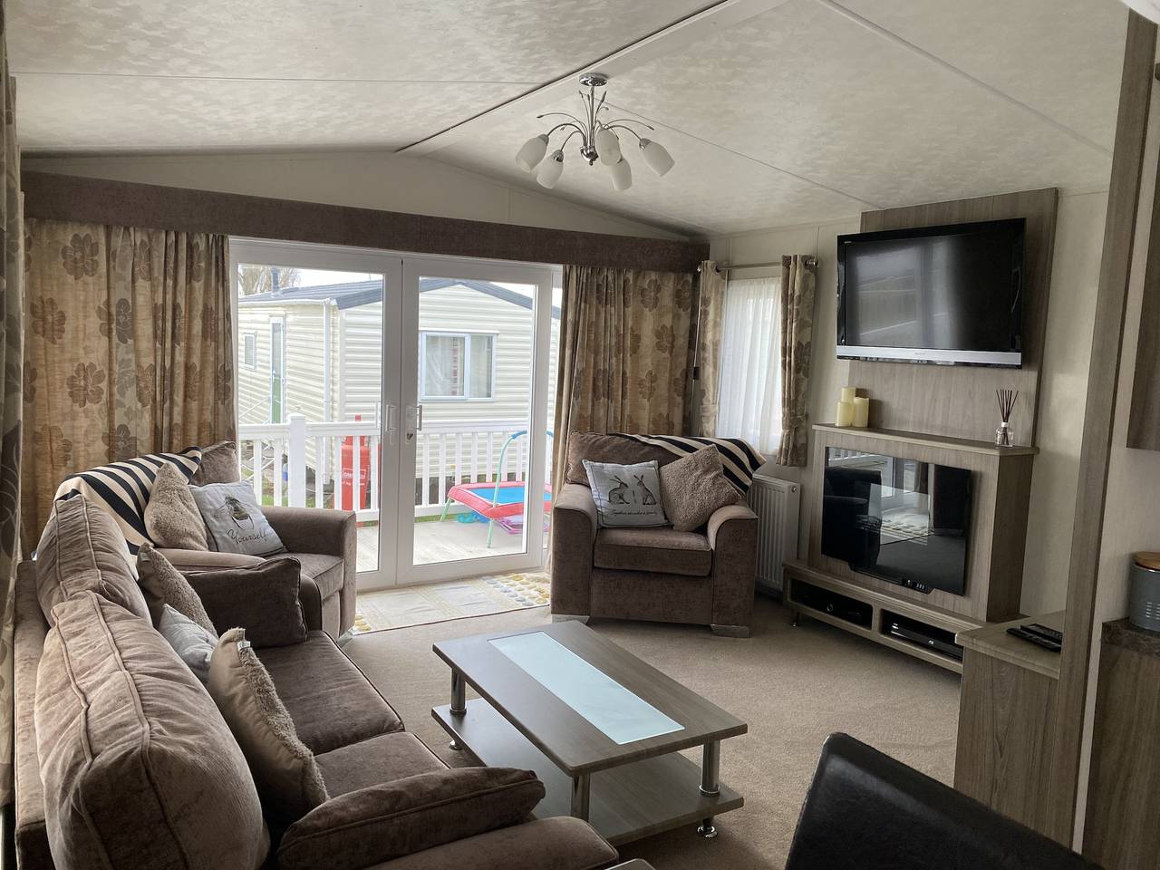 Caravan - Sleeps 6 - Patio, Parking in Mersea Island, Colchester