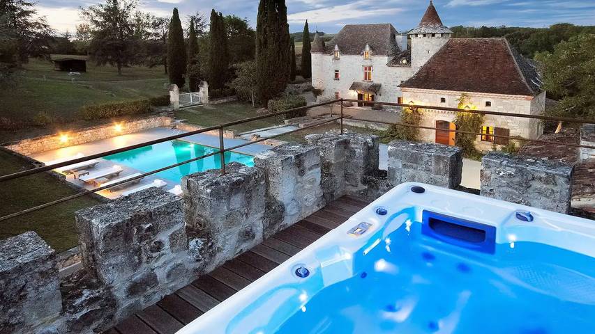 Gîte pour 24 personnes, avec jardin et jacuzzi ainsi que sauna et piscine à Saint-Caprais-de-Lerm