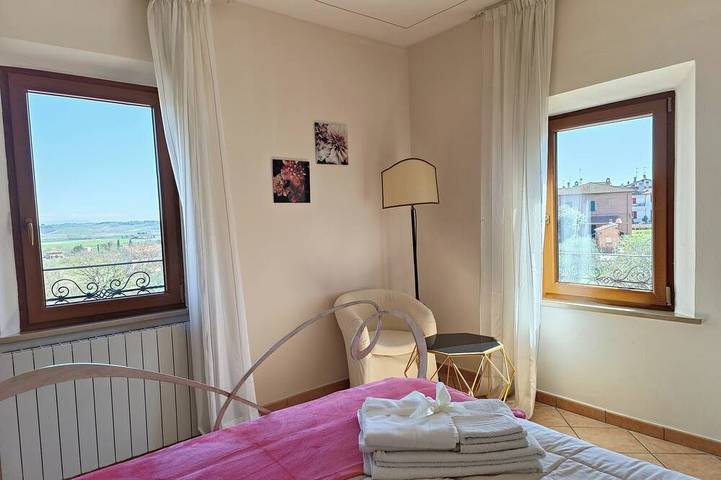 La Vinova Ancient House Walking Distance - A/C,  Private Patio & Panorama in Montepulciano, Chianti