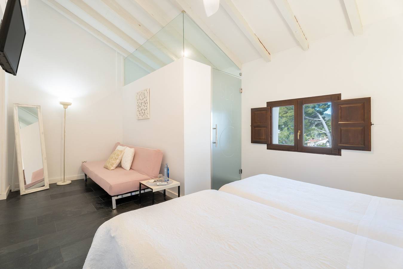 Zimmer 'Blanca' mit Bergblick, Wi-Fi und Klimaanlage in Navajas, Castellón Provinz