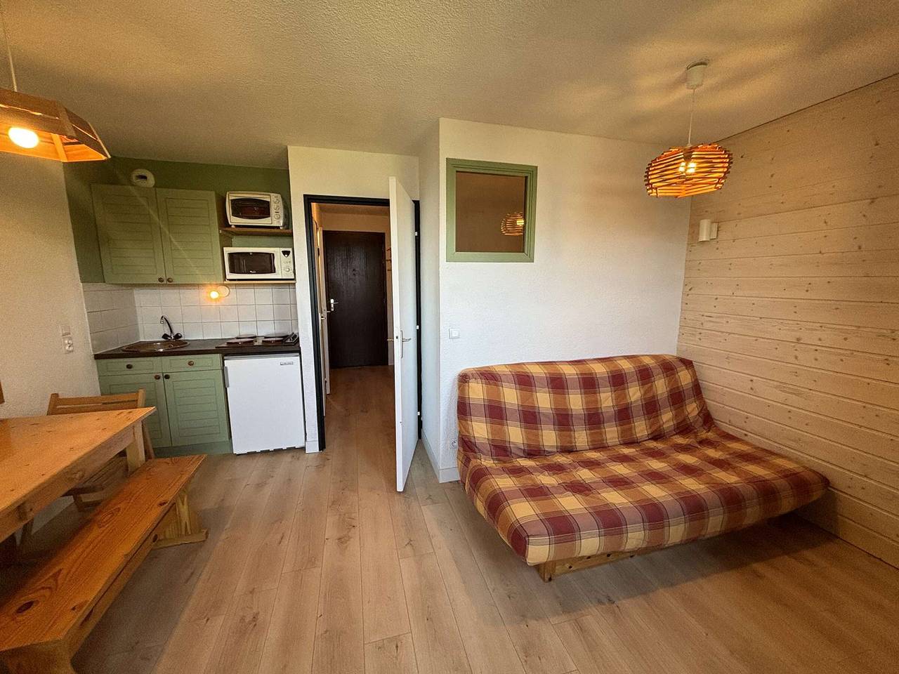 Ganze Wohnung, Helle 2-Zimmer-Wohnung 400m von Pisten, inkl. Parkplatz in Auris, Nationalpark Écrins