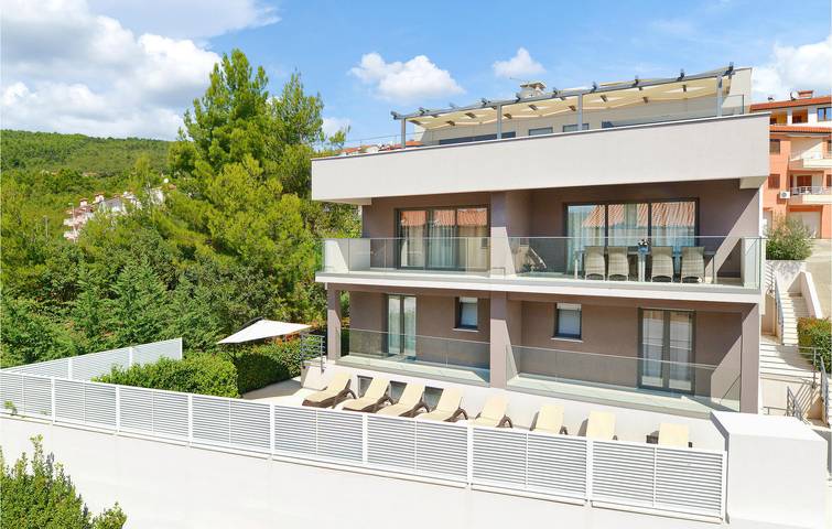 Spacious 150m² Apartment with Pool & 600m to Beach in Rabac, Labin-Rabac