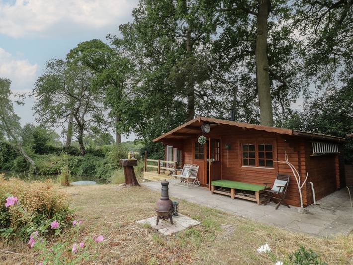Lodge for 2 people, with garden, with pets in Warwickshire