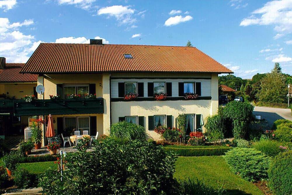 Ganze Wohnung, Ferienwohnung in Rottal mit 2 Schlafzimmern und Sonnenterrasse in Bad Birnbach, Bayerische Golf und Thermenland