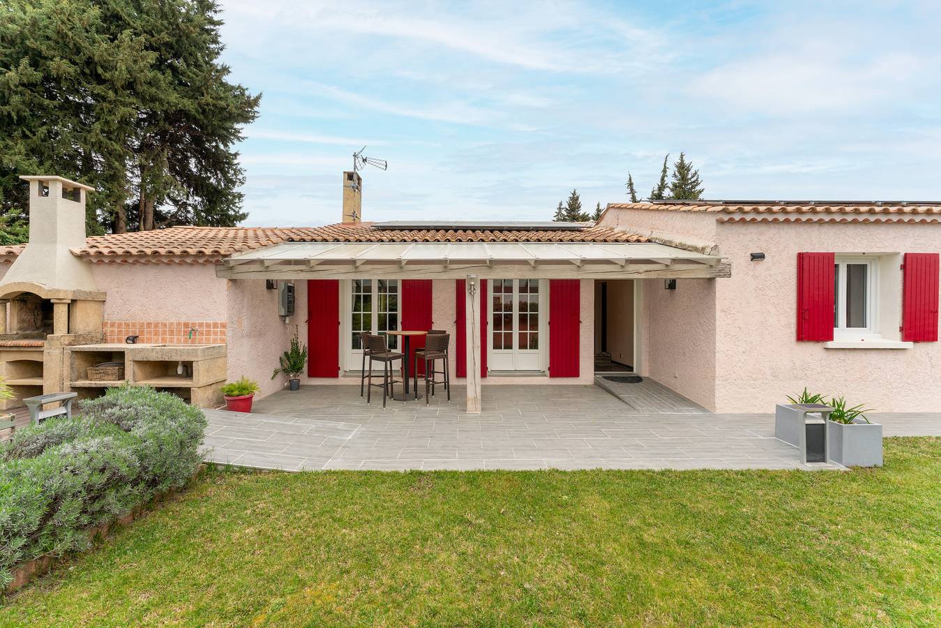 Casa de férias 'Les Dames De Molleges' com vista para a montanha, Wi-Fi e ar condicionado in Mollégès, Arles (Região)