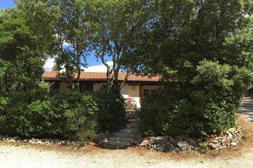 Gîte pour 6 personnes, avec terrasse ainsi que piscine et jardin, animaux acceptés à Méjannes-le-Clap