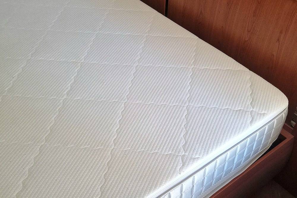 Entire apartment, Apartment 5 min from Airport, Self Check-in h24, Private Garden, Wi-Fi, A/C, Tv in Fiumicino, Rome Province