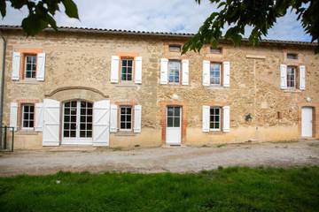Cottage pour 12 personnes, avec jardin et jacuzzi ainsi que piscine et sauna à La Pomarède