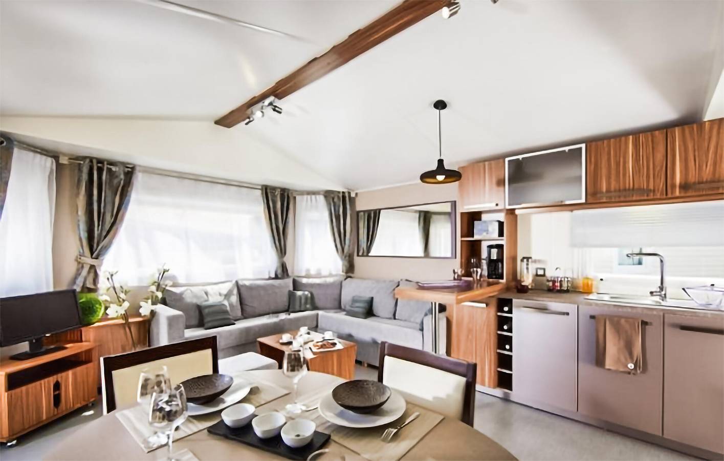 Mobil-home confortable avec piscine, WiFi et jardin, à 1,5 km de la plage in Saint-Brevin-les-Pins, Côte de Jade
