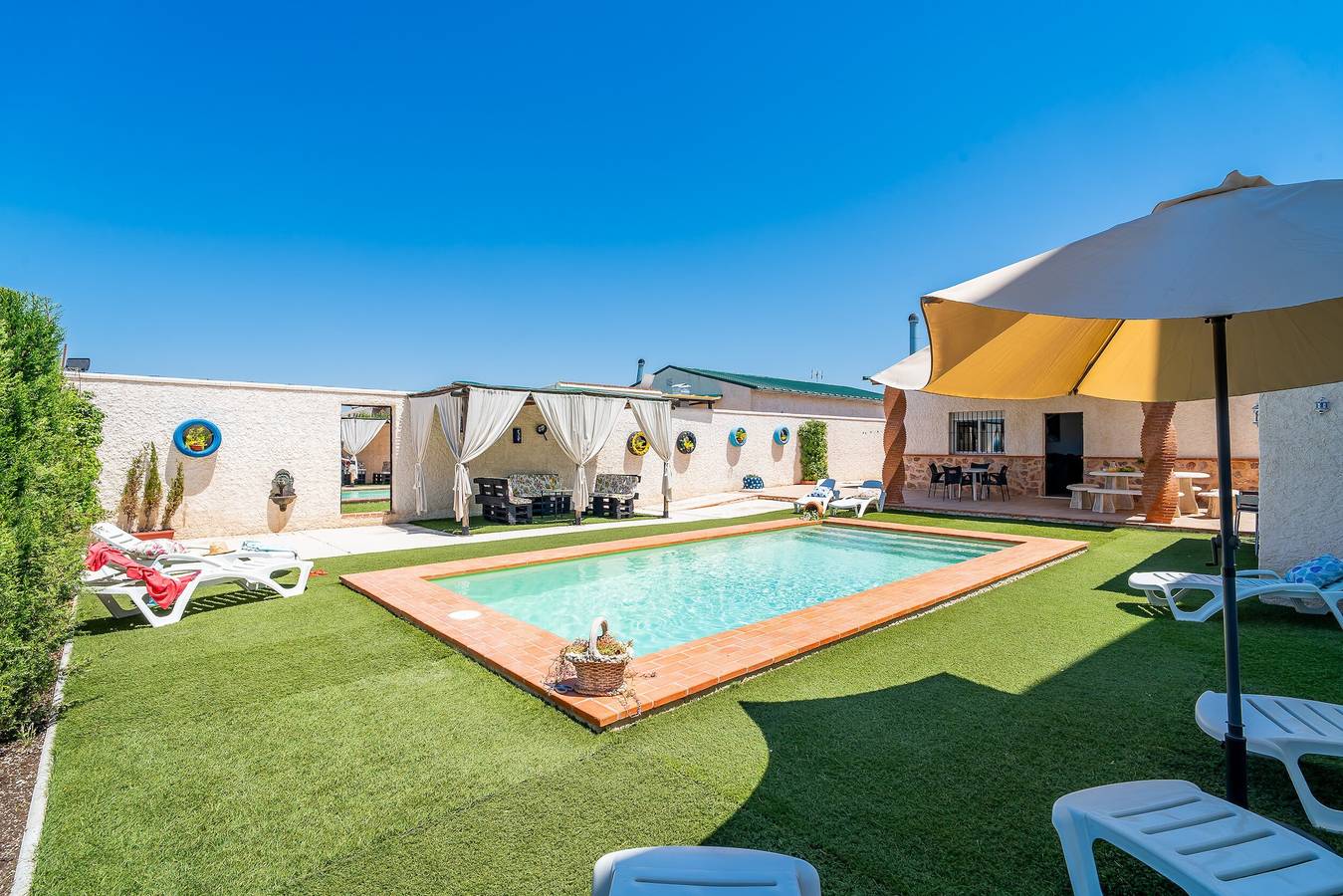 Holiday Home 'Casa Rural Lola - Lantejuela' with Private Pool, Wi-Fi and Air Conditioning in Lantejuela, Sevilla Province